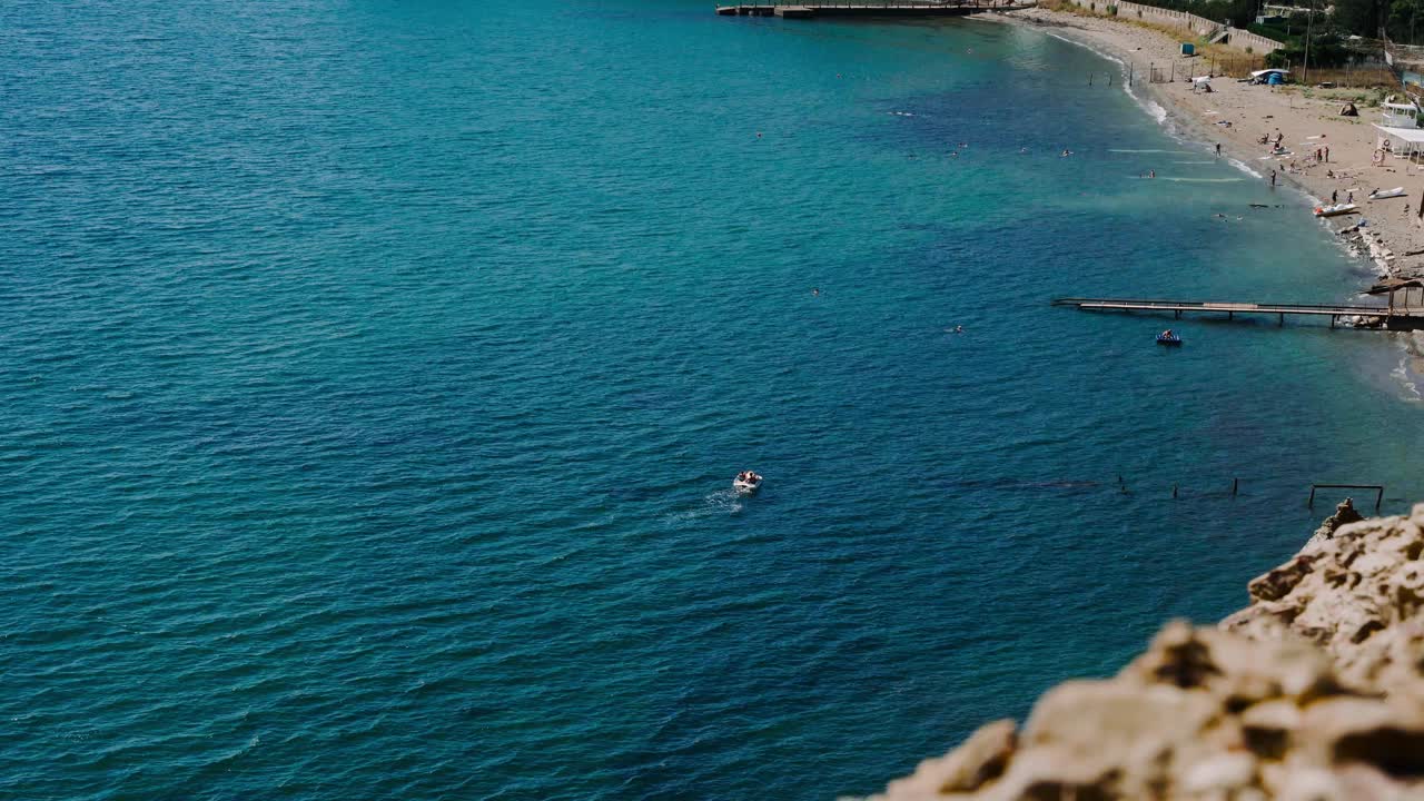 船在蔚蓝的大海上航行，这是美丽的夏日风景。4 k的视频。视频素材