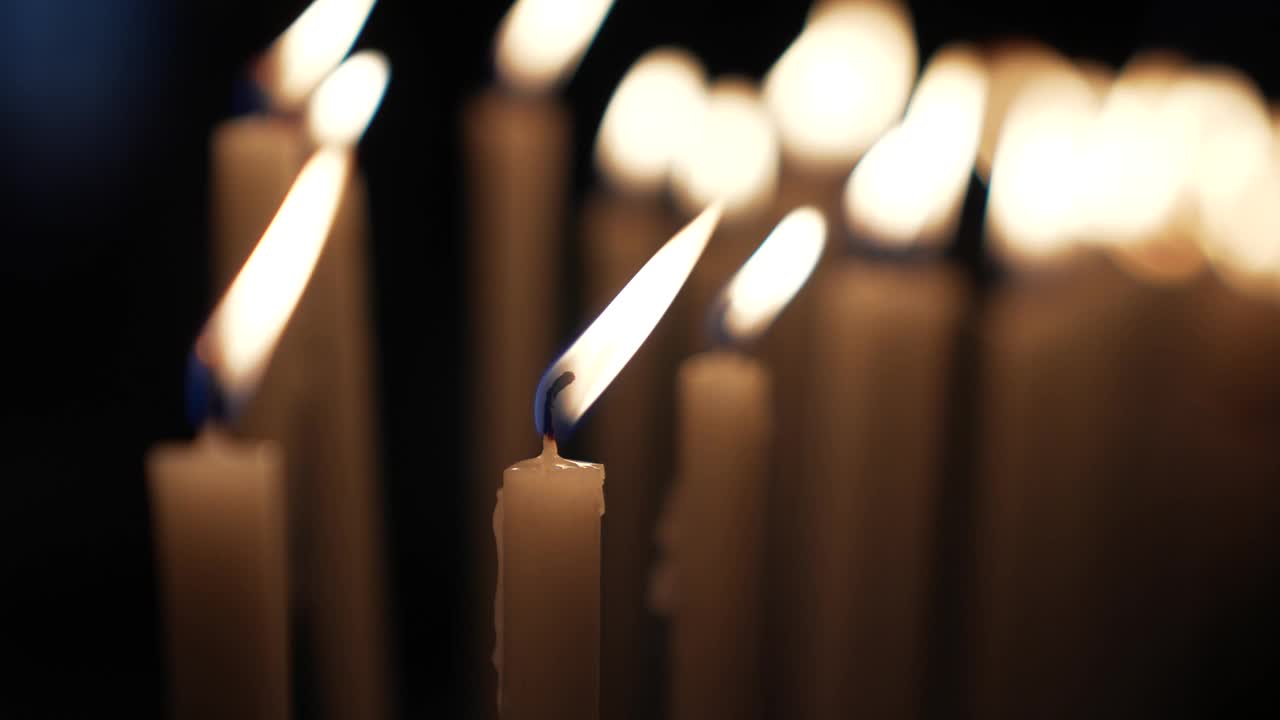 蜡烛在黑暗中燃烧的美丽的慢动作视频素材