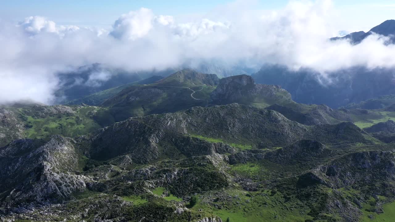 白天，西班牙北部阿斯图里亚斯山脉壮丽的空中景色视频素材