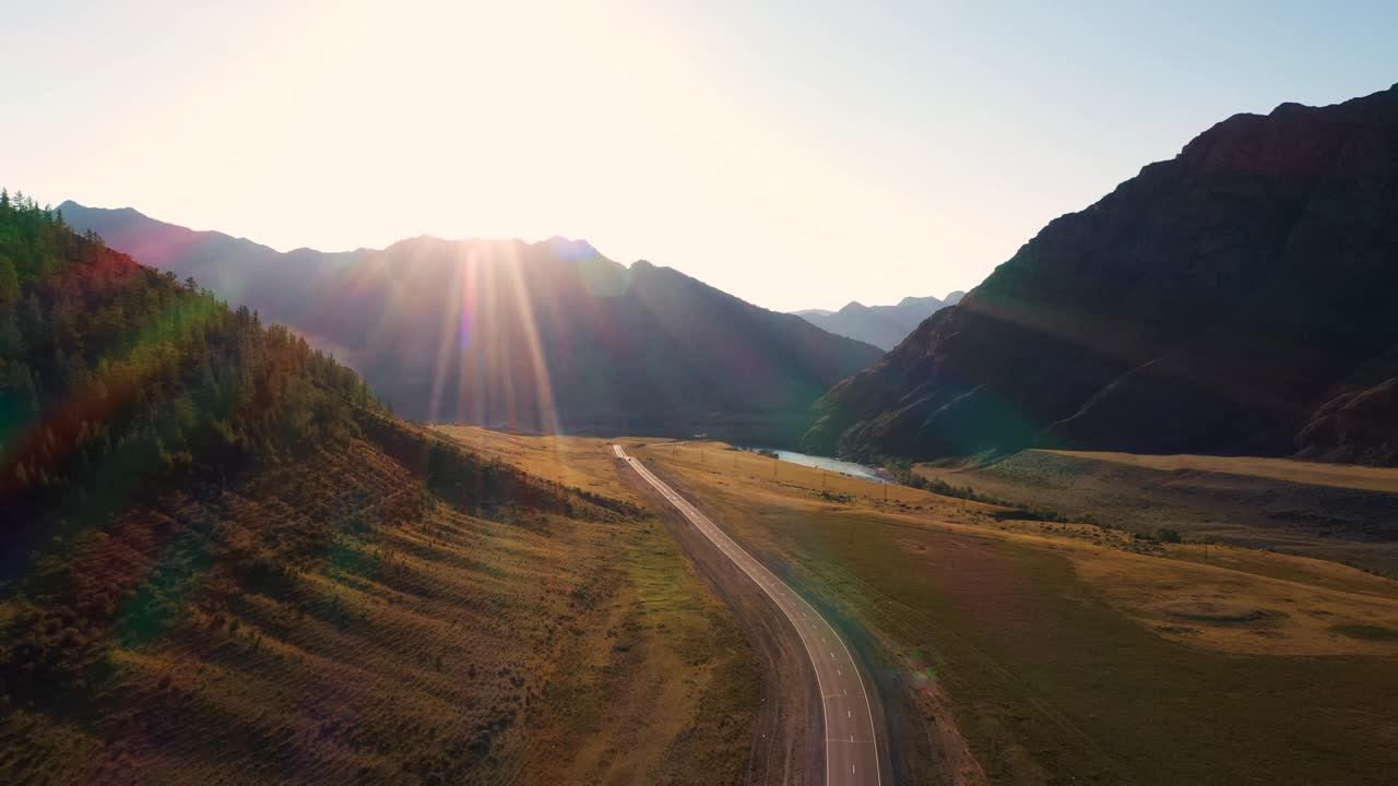 车辆行驶在沥青公路背景落基山脉日落视频素材