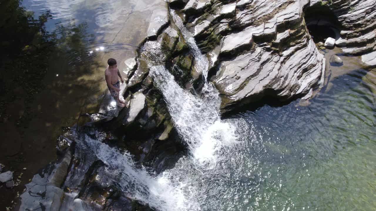 热浪男子试图降温视频素材