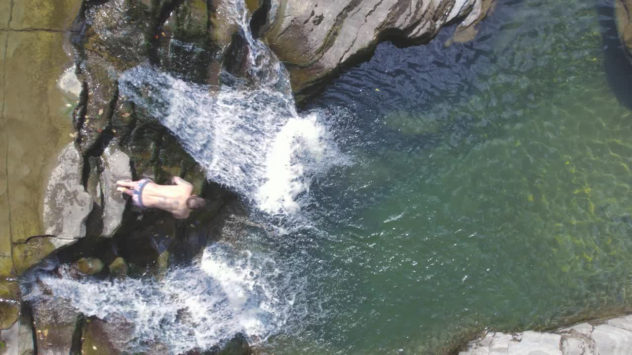 男子跳进水里热浪男子试图降温视频素材