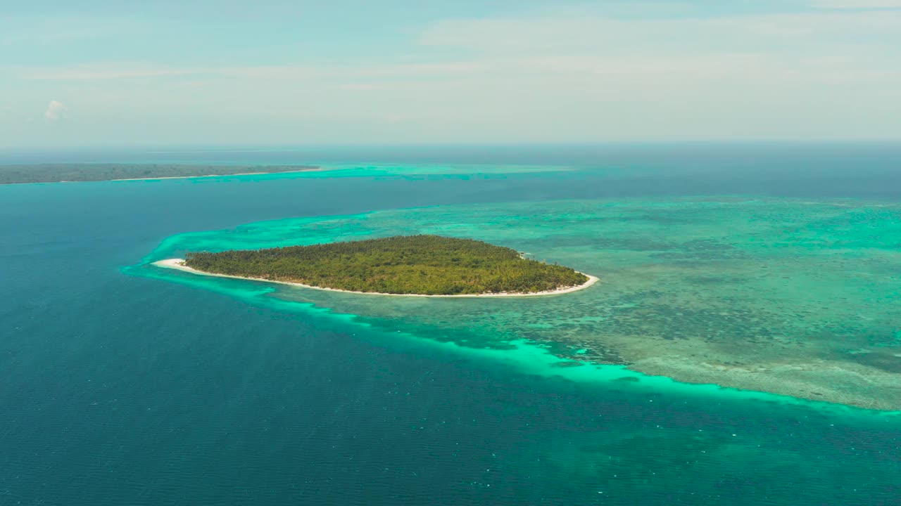 有岛屿和热带泻湖的海景。Balabac,菲律宾巴拉望省视频素材