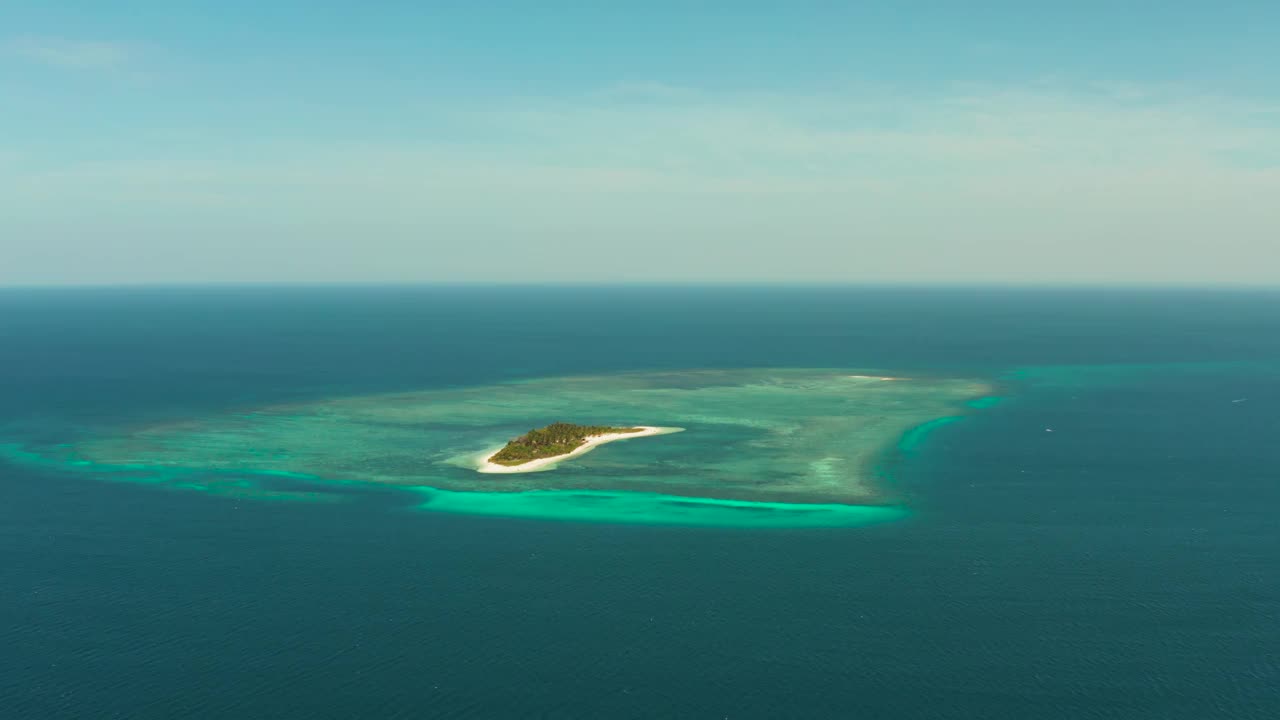 沙滩和蓝色大海的旅游理念。Balabac,菲律宾巴拉望省视频素材