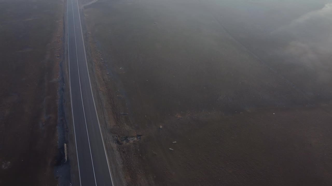 雾蒙蒙的早晨，汽车在高速公路上行驶视频素材