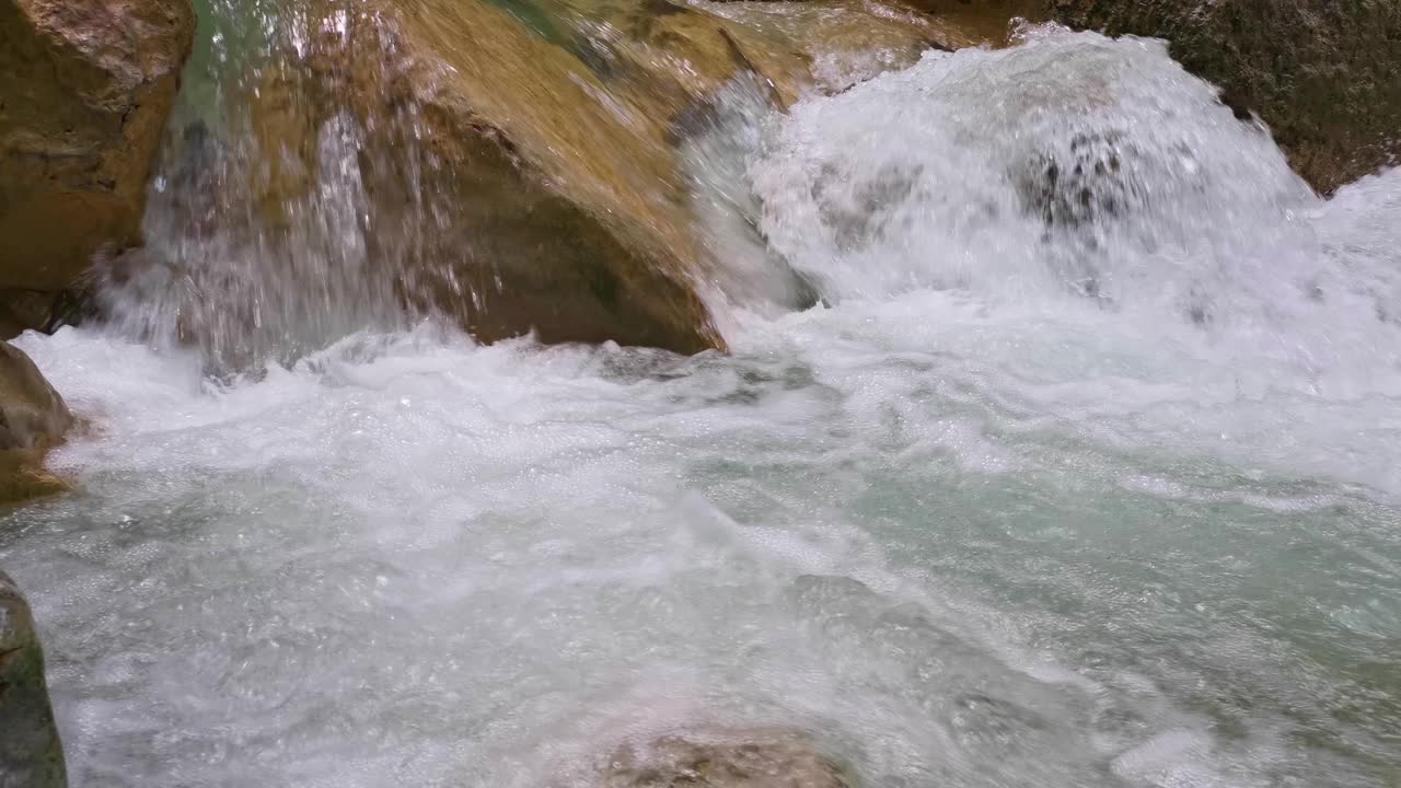 夏天的山河绿色的森林。视频素材