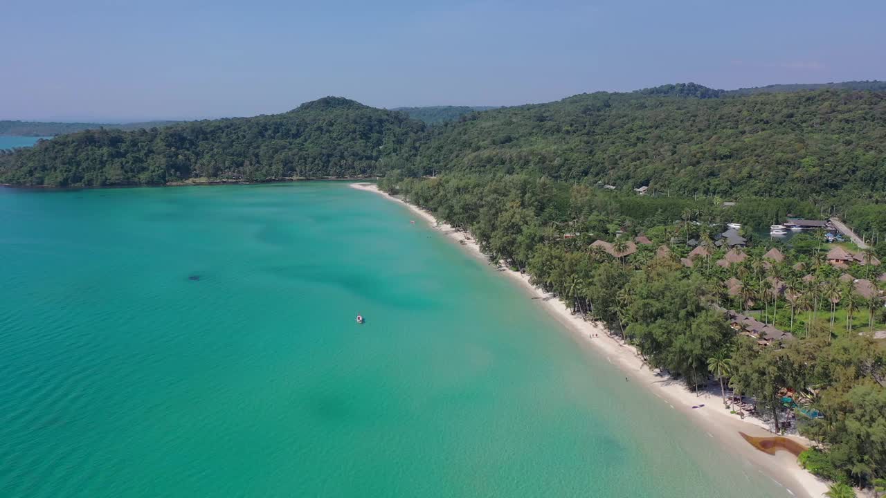 古德岛(Koh Kood或Koh Kut或KO Kut)是泰国东部特叻省著名的岛屿。无人机拍摄蓝天，蓝绿色的大海，周围的海洋。视频素材