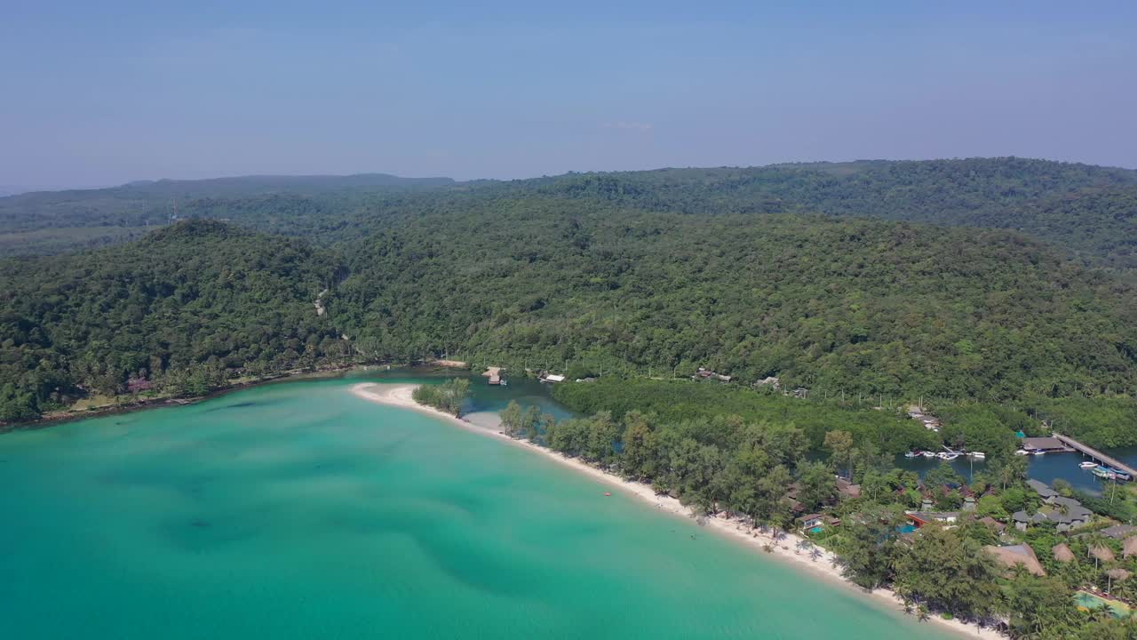 古德岛(Koh Kood或Koh Kut或KO Kut)是泰国东部特叻省著名的岛屿。无人机拍摄蓝天，蓝绿色的大海，周围的海洋。视频素材