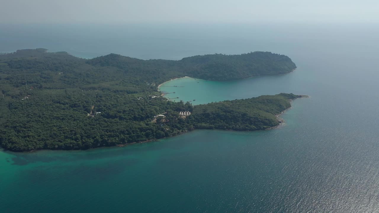 古德岛(Koh Kood或Koh Kut或KO Kut)是泰国东部特叻省著名的岛屿。无人机拍摄蓝天，蓝绿色的大海，周围的海洋。视频素材