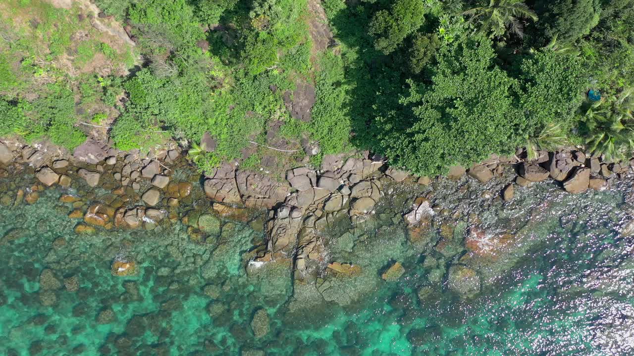 俯瞰岩石海滩旁边的海无人机角度在Koh Kood (Kut岛)特拉省，泰国。视频素材