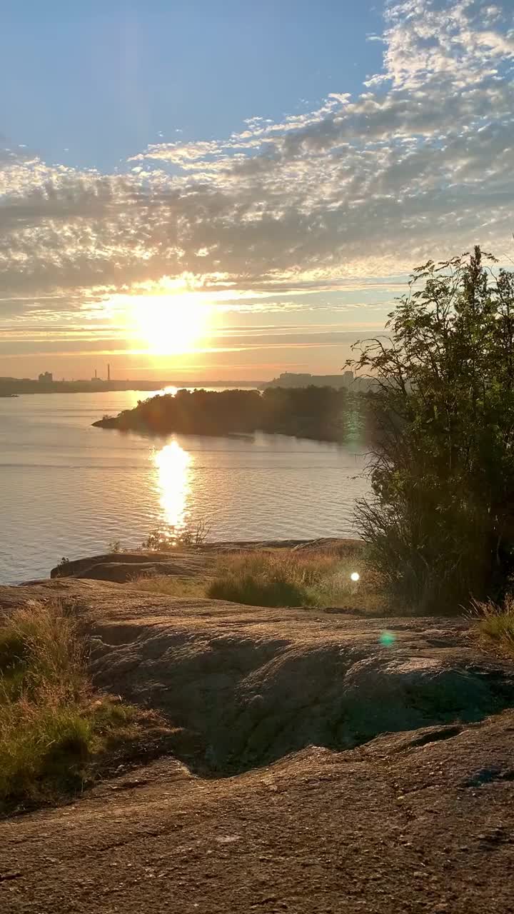 小船在夕阳中驶过视频素材