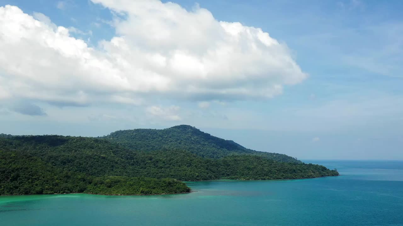 库德岛(Koh Kood或Koh Kut或KO Kut)是泰国东部特拉省著名的岛屿。无人机拍摄蓝天，蓝绿色的大海，周围的海洋。视频素材