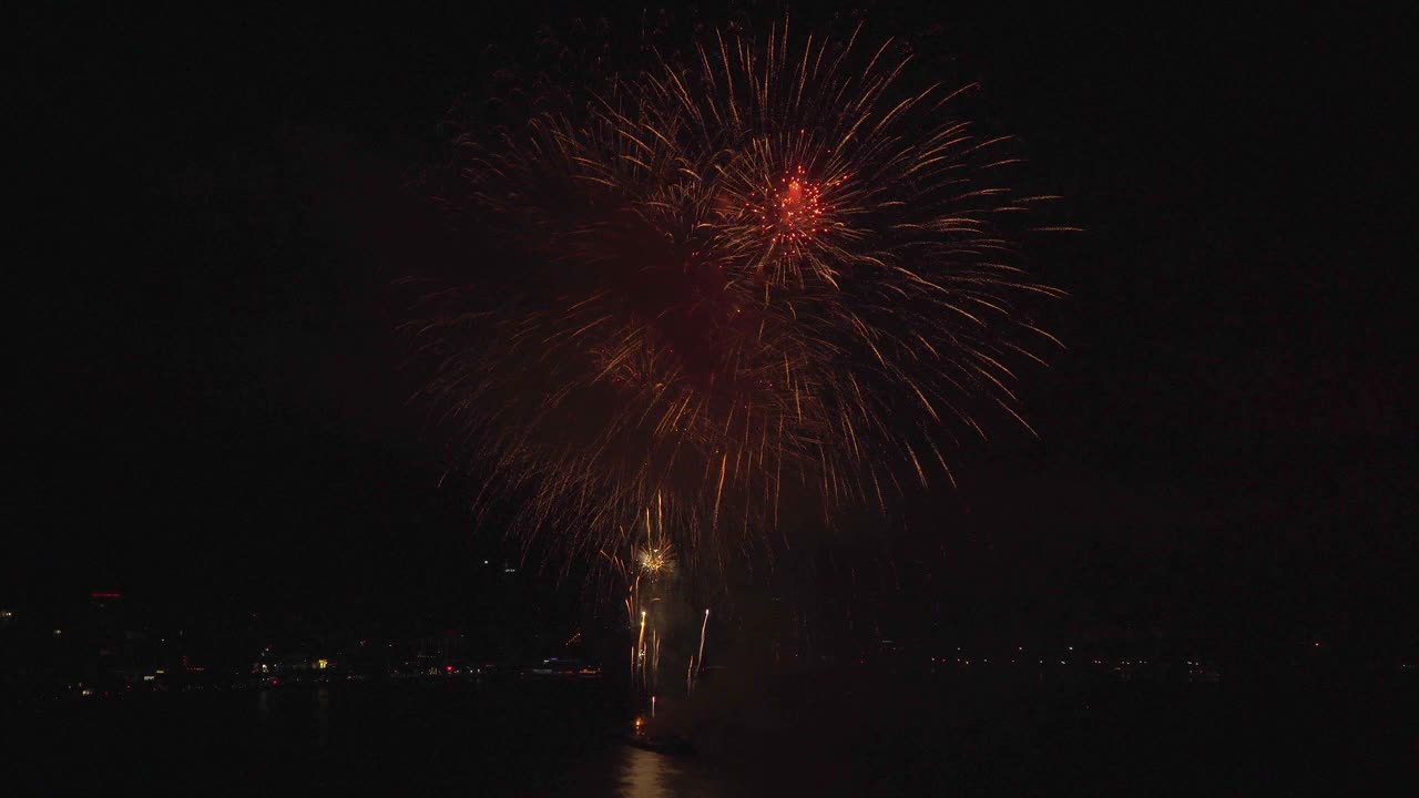 五颜六色的节日烟花在夜空背景视频素材