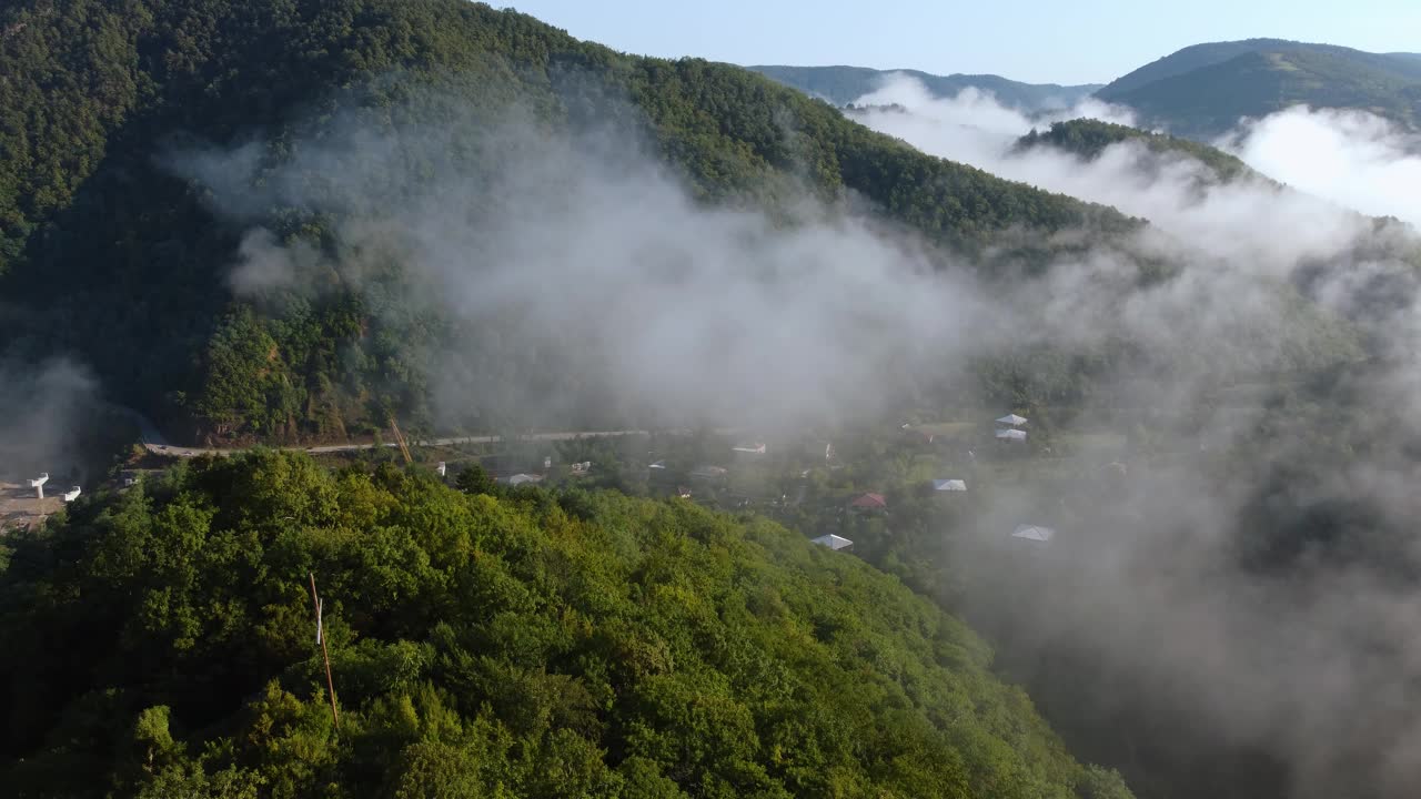 山谷里有雾而阳光明媚的早晨视频素材