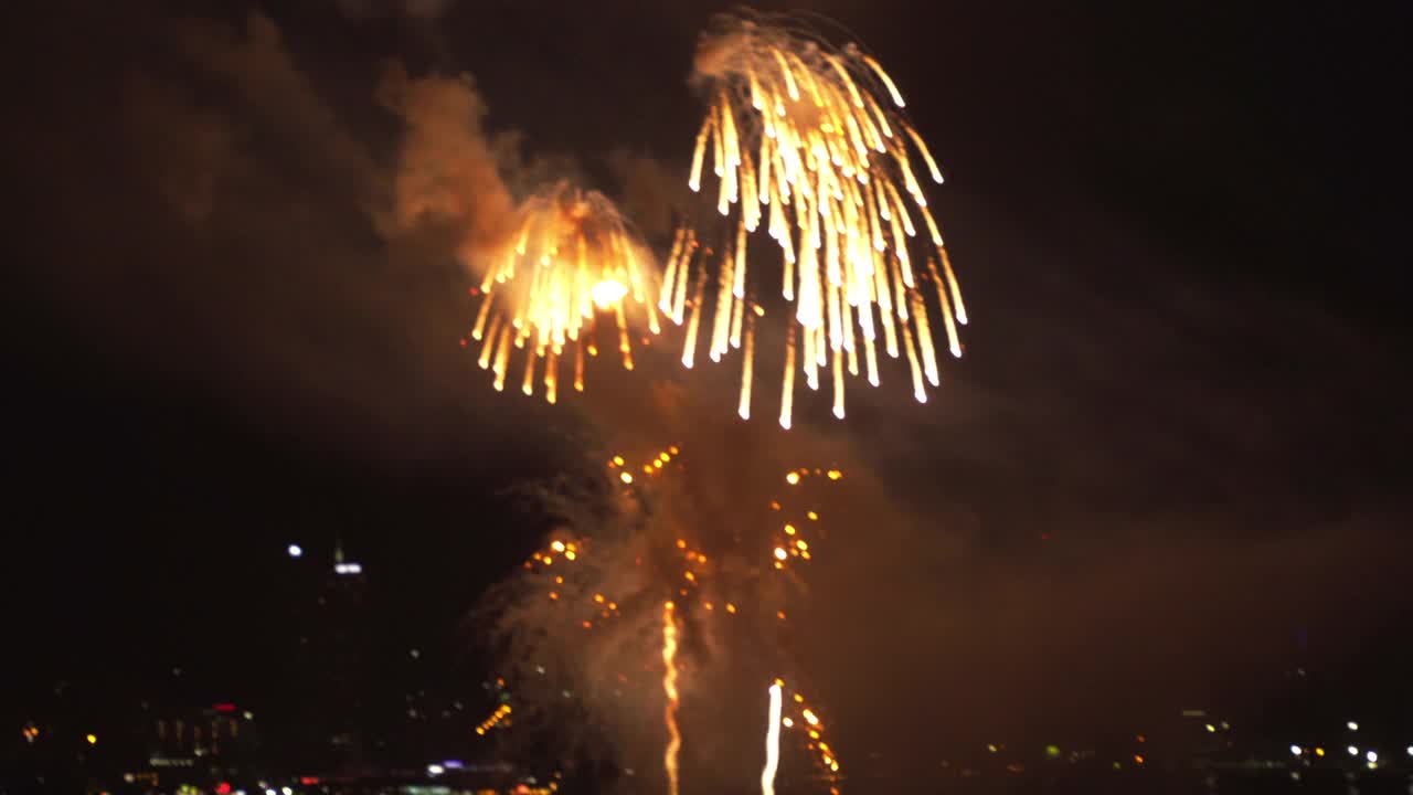 五颜六色的节日烟花在夜空背景视频素材