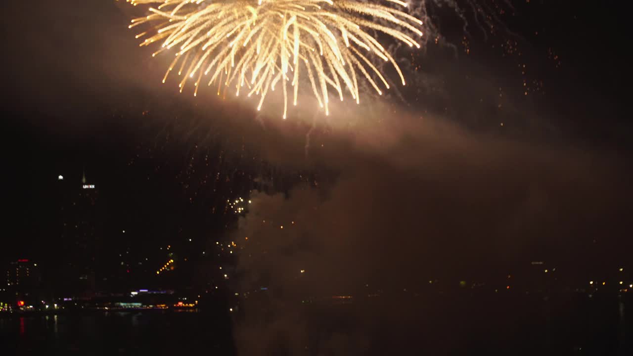 五颜六色的节日烟花在夜空背景视频素材