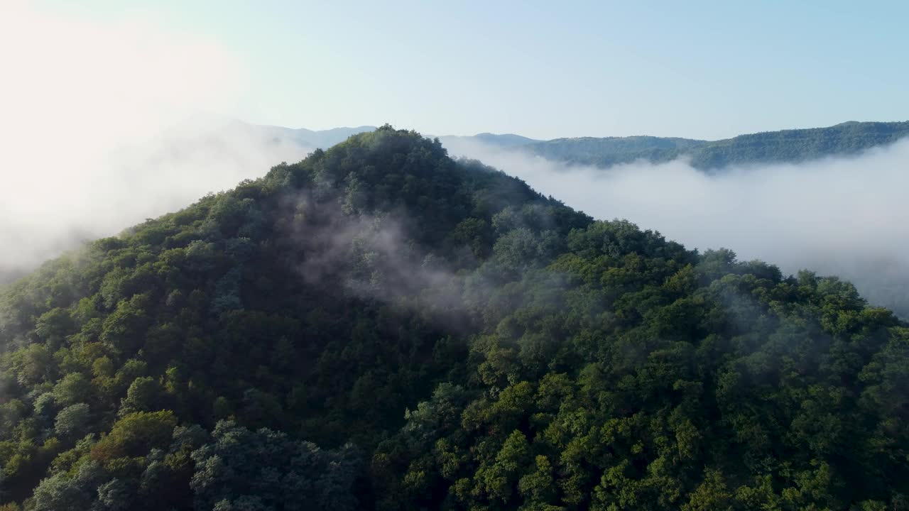 多雾的山空中视频素材