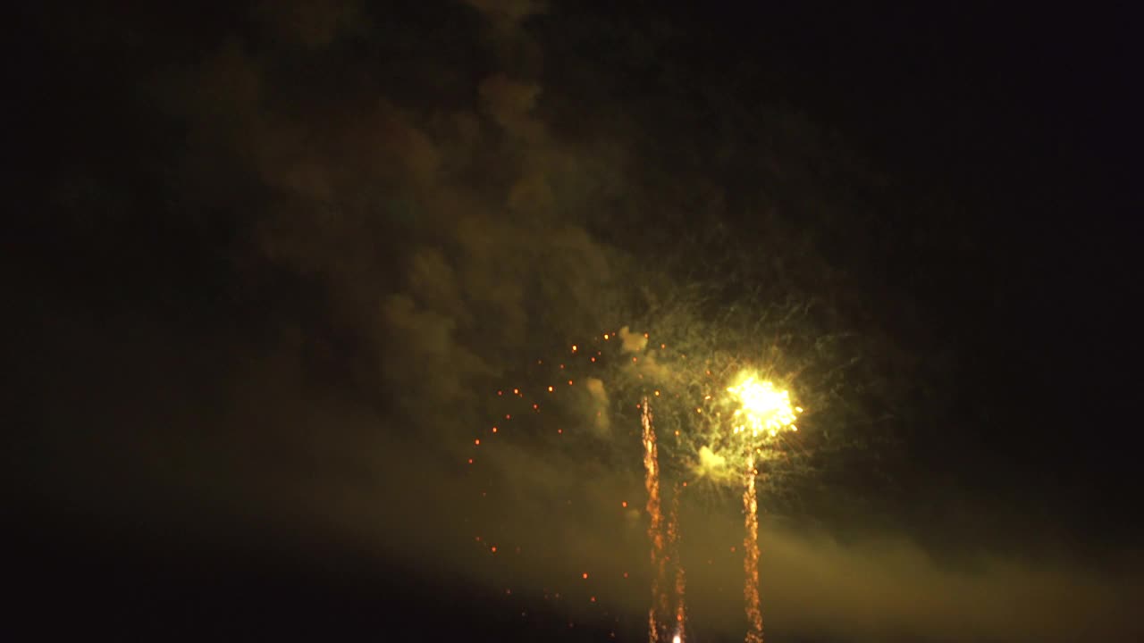 五颜六色的节日烟花在夜空背景视频素材