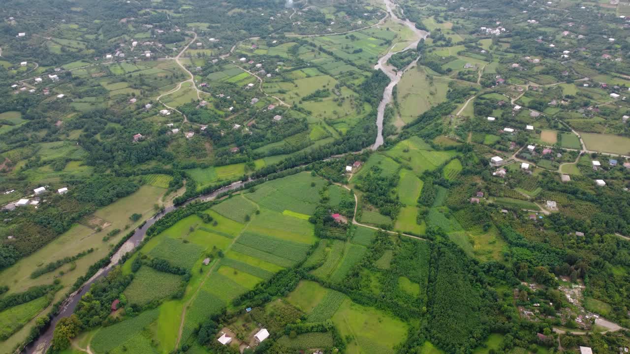 绿色村庄和河谷空中视频素材