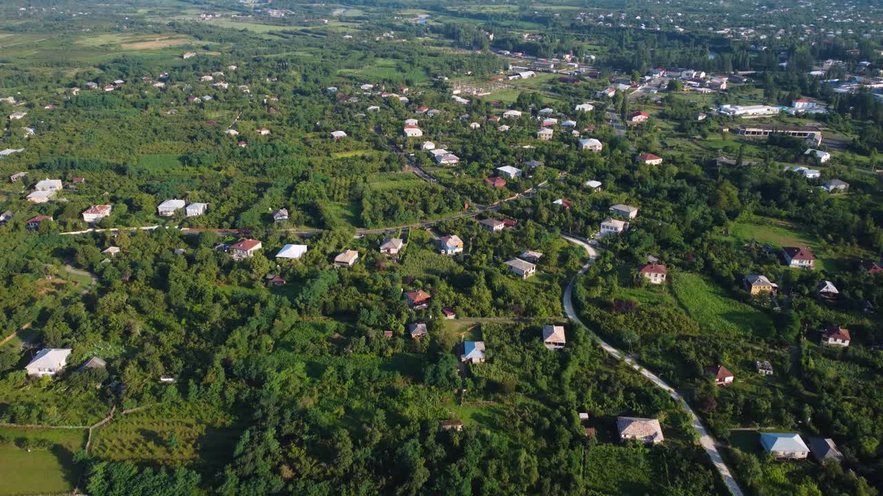 绿色村庄从夏天的空气视频素材