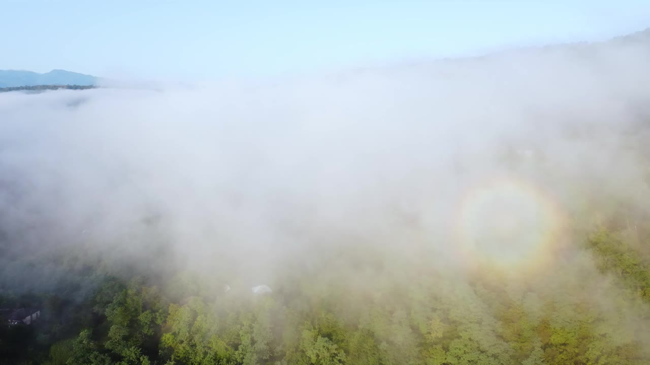 阳光下的公路和山脉视频素材