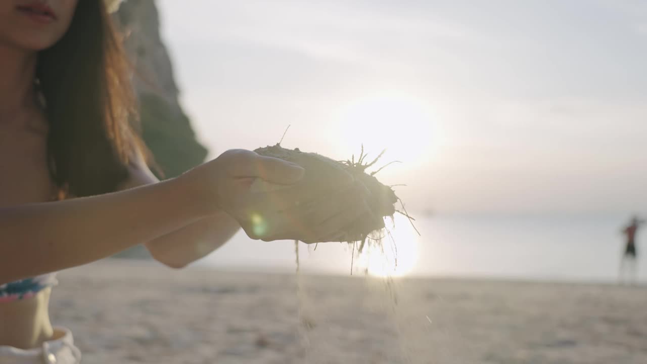 无忧无虑的女孩在暑假度假时，坐在自由天堂的海滩上视频素材