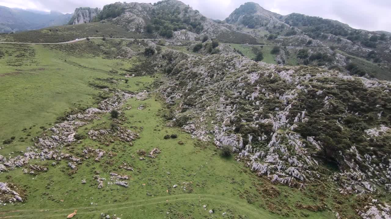 壮观的FPV无人机山脊飞行，惊人的景观场景视频素材