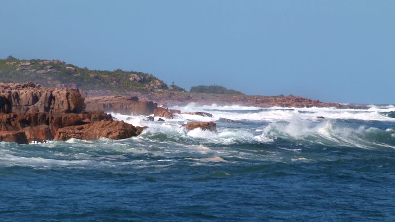 海浪拍打着西开普省多岩石的海岸线视频素材