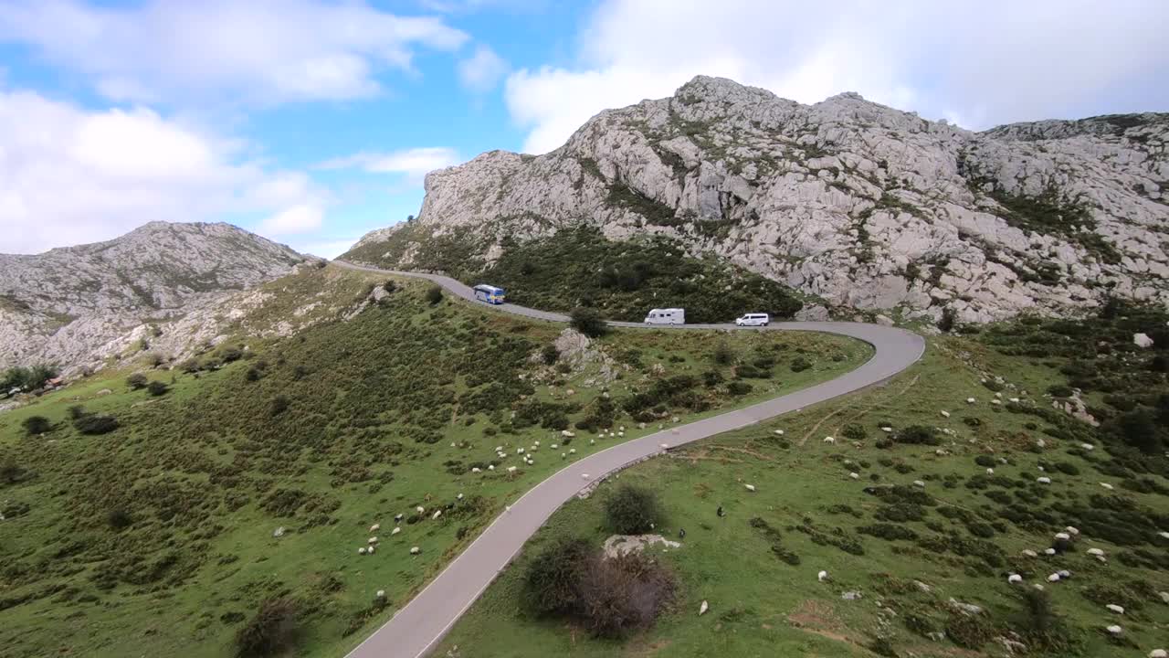 交通行驶在弯曲的山路Picos de Europa FPV无人机航拍视频下载