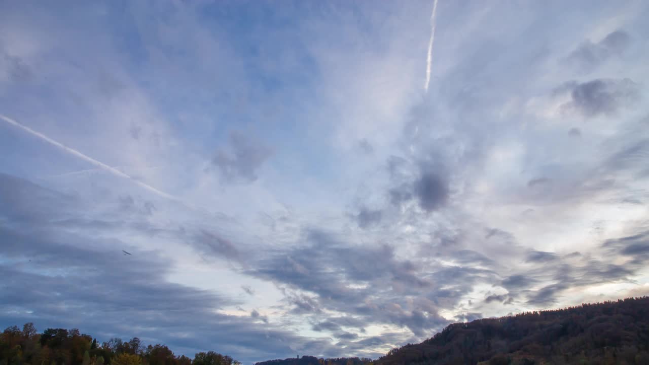 间隔拍摄云。夕阳在山。云朵飘过群山。视频素材