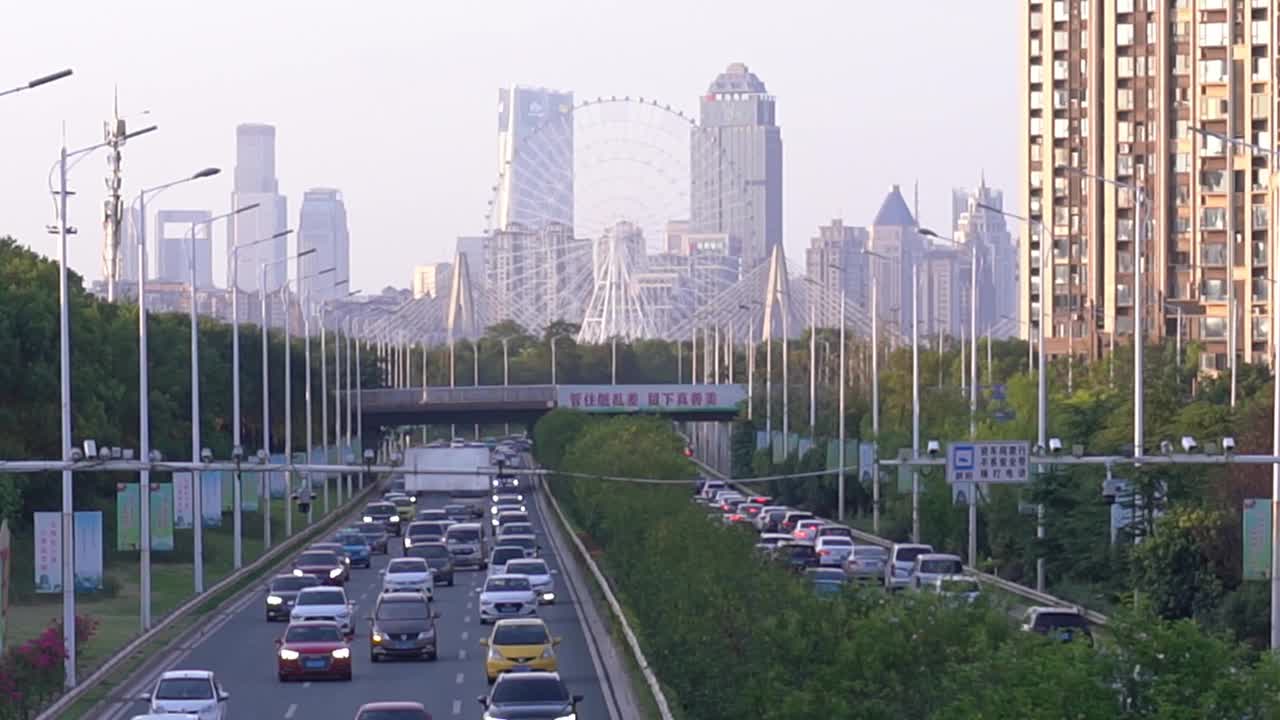 城市高速公路上车水马龙的景象视频素材