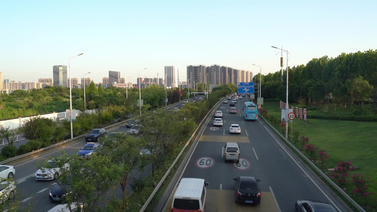 城市高速公路上车水马龙的景象视频素材