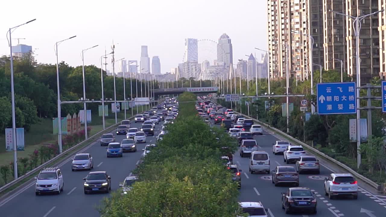 城市高速公路上车水马龙的景象视频素材