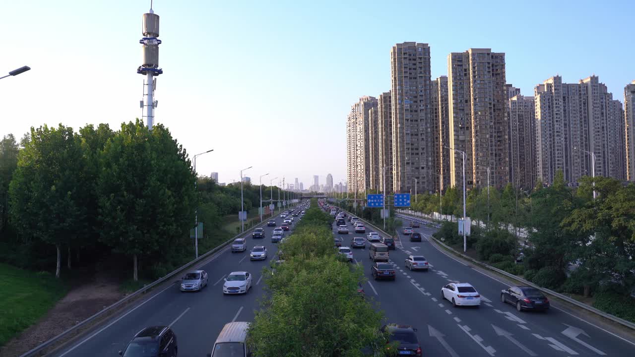 城市高速公路上车水马龙的景象视频素材