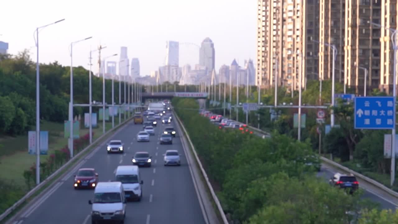 城市高速公路上车水马龙的景象视频素材