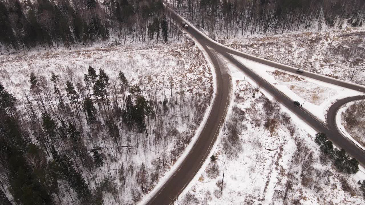 城郊高速公路的岔路口，在冬天开车，鸟瞰图。视频素材