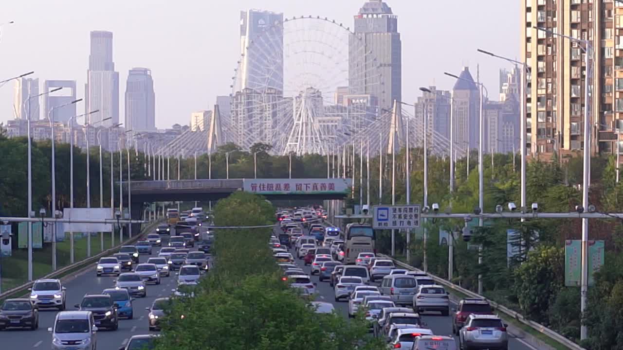 城市高速公路上车水马龙的景象视频素材