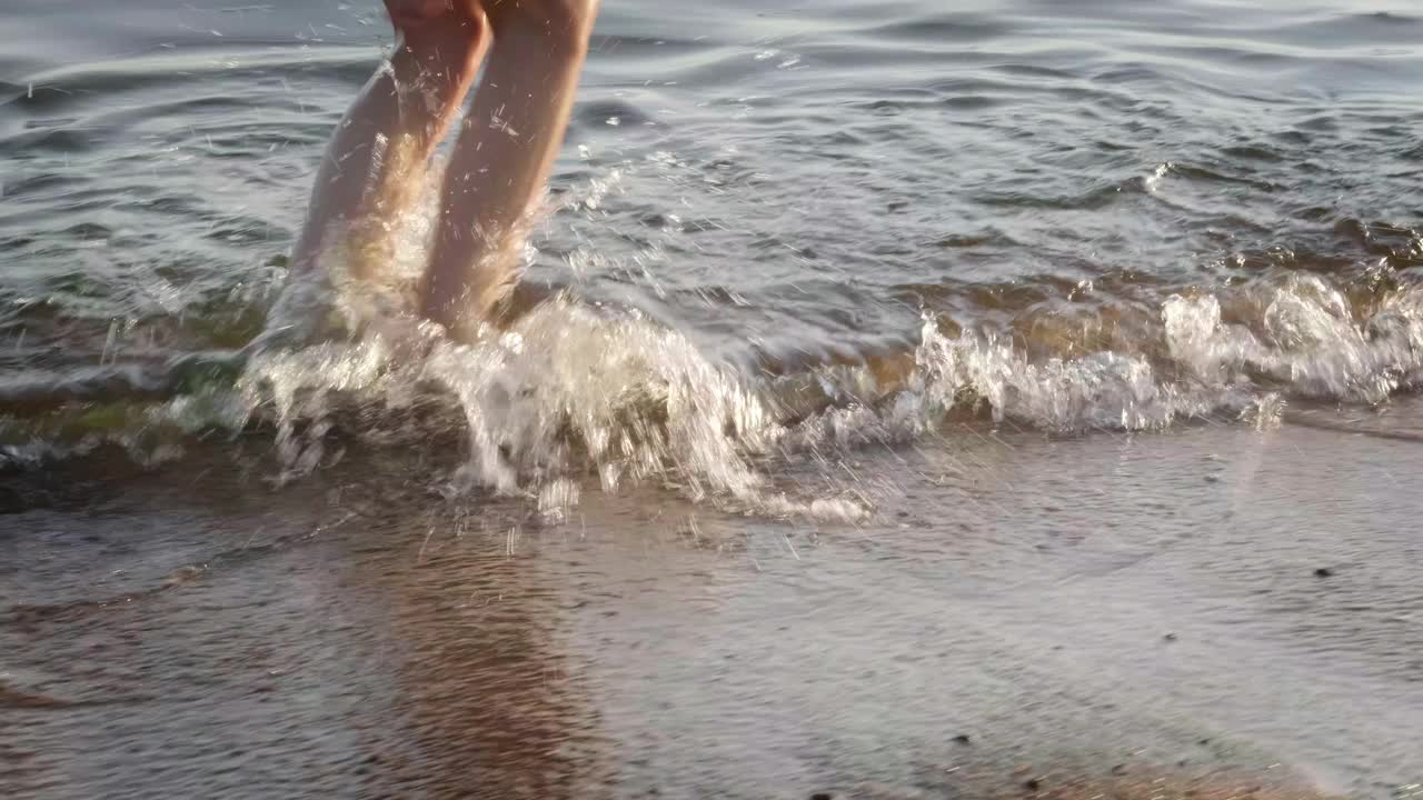 光着脚的孩子们在日落的沙滩上腿脚跑。暑假，假期，家庭旅行。温暖国家旅游视频素材