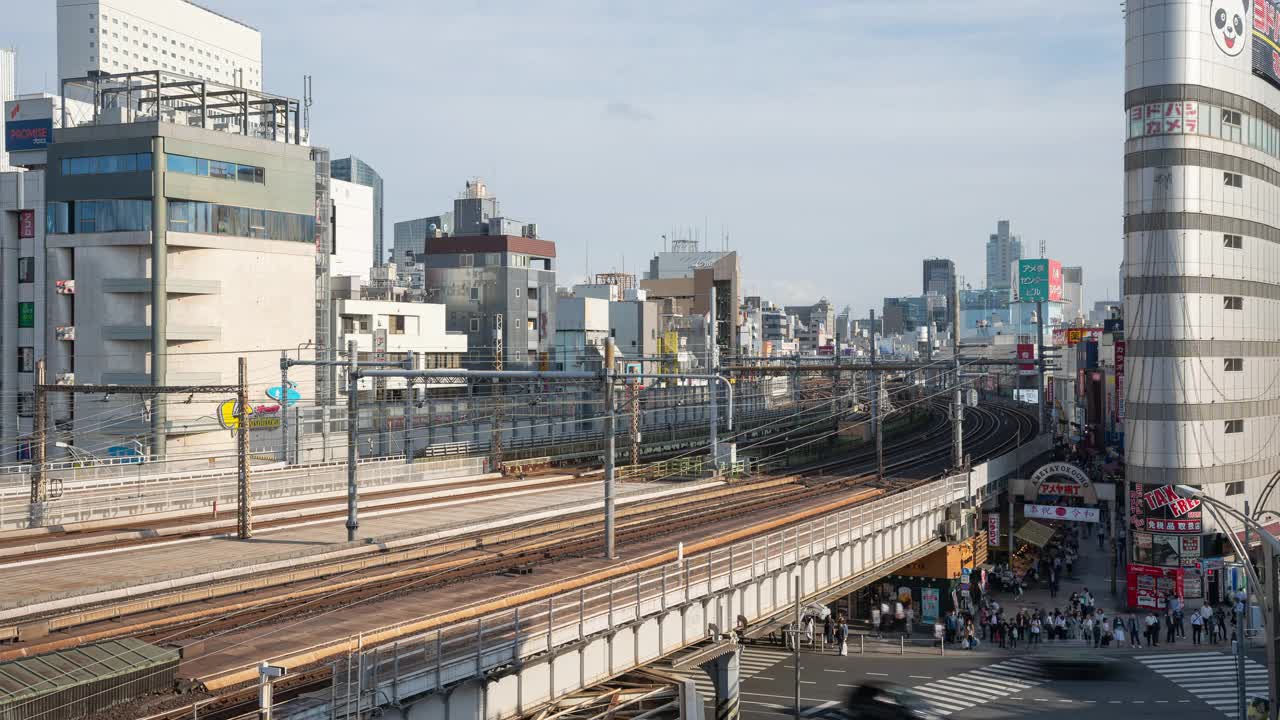 4K延时:鸟瞰图的旅行者行人拥挤的十字路口和火车移动在Ameyoko市场在东京上野。视频下载