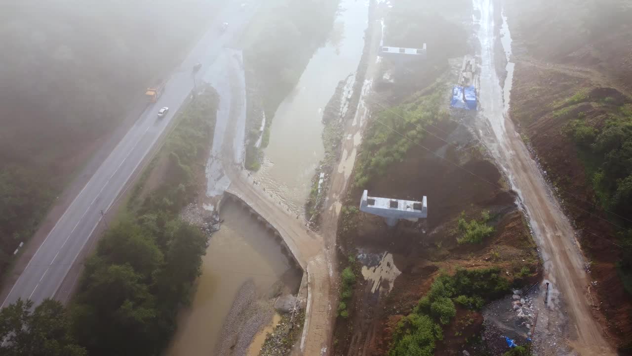 雾谷的道路建设视频素材