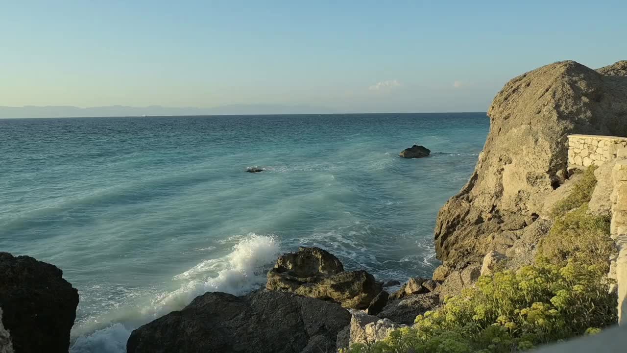 下午海浪拍打着大石头。视频素材