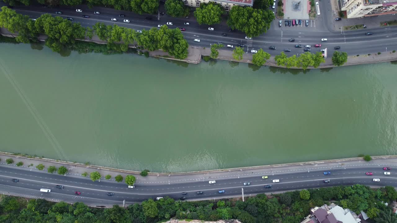 河滨公路上的交通视频素材