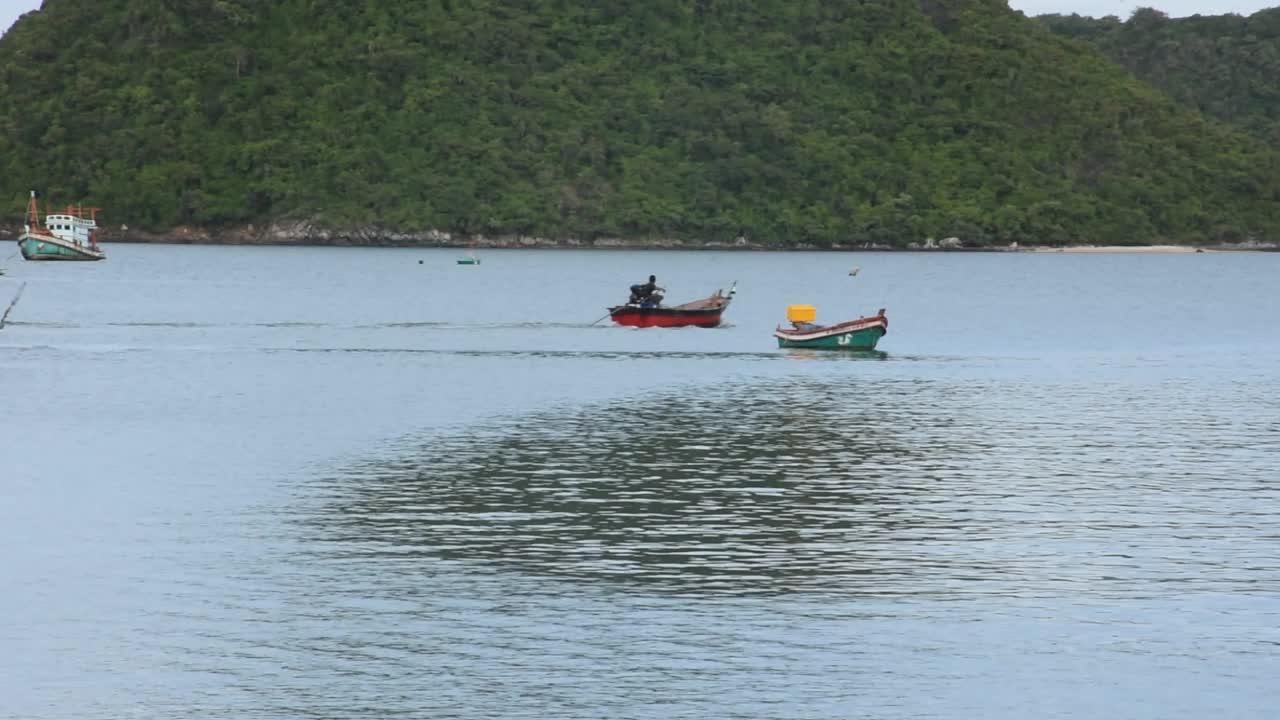 木制渔船和小木船漂浮在泰国湾的普拉丘阿普湾的海洋中视频素材