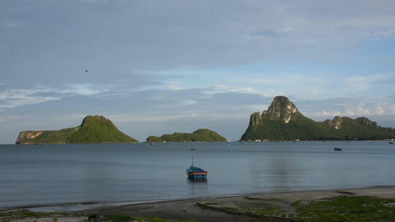 一艘渔船漂浮在泰国湾的Prachuap Khiri Khan海湾的海洋中视频素材