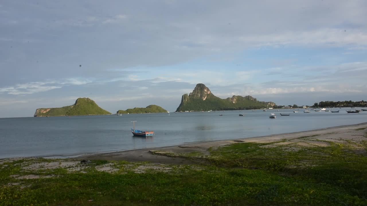 一艘渔船漂浮在泰国湾的Prachuap Khiri Khan海湾的海洋中视频素材