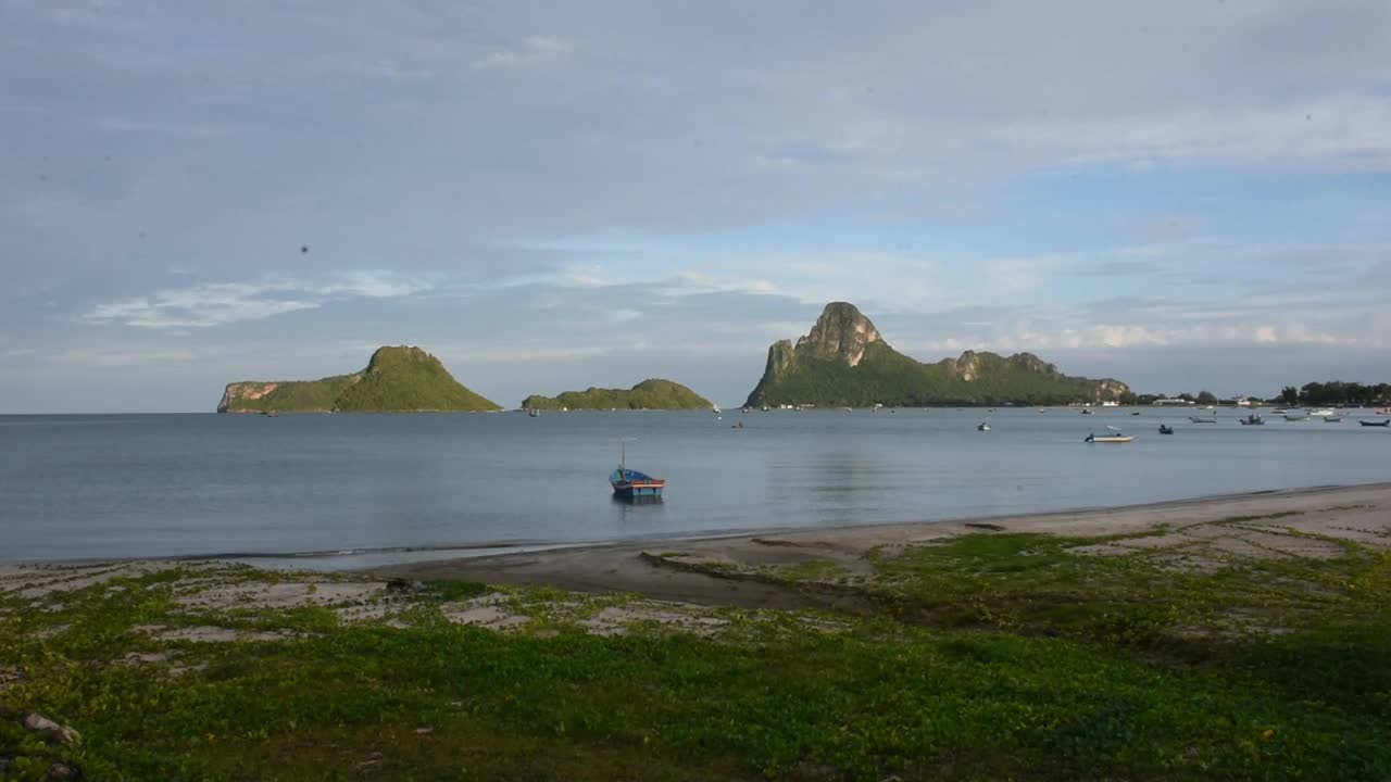 一艘渔船漂浮在泰国湾的Prachuap Khiri Khan海湾的海洋中视频素材