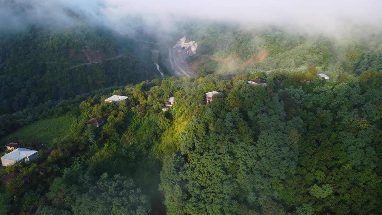 雾山中的村庄和公路建设视频素材