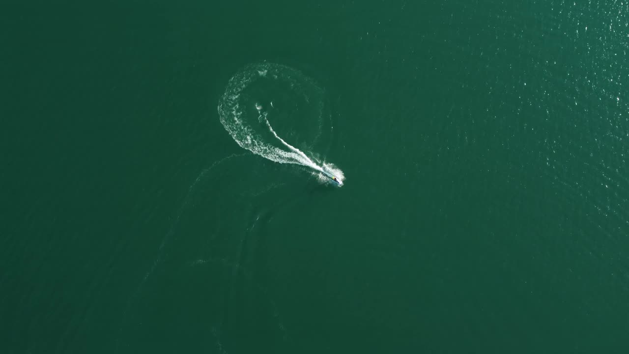 水上摩托车在海里视频素材