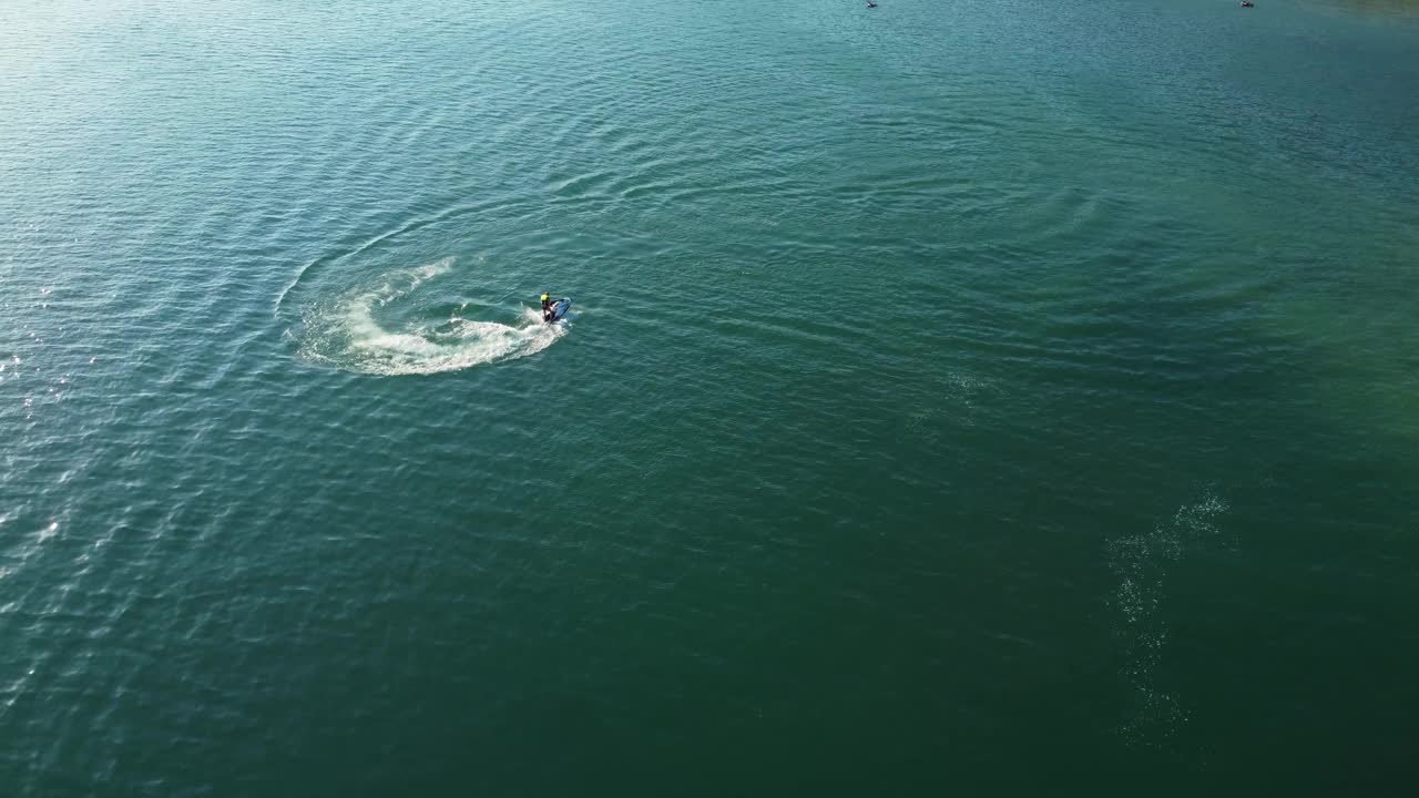 水上滑板车在湖里漂流视频素材