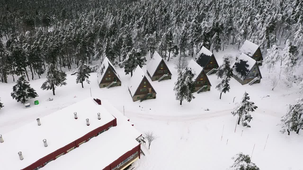 主要建筑和小屋出租，曼扎内达滑雪度假村航拍揭示视频素材